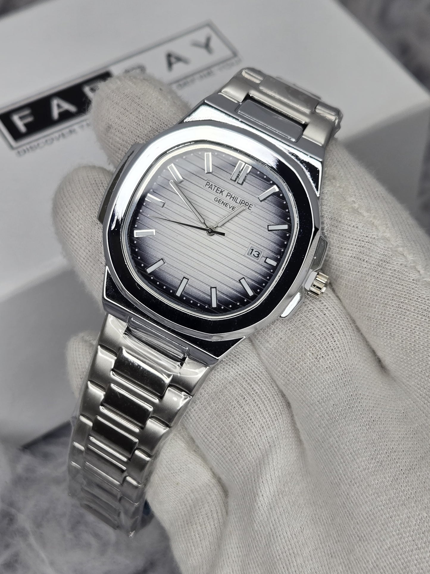 PP Nautilus Smooth Bezel Date Watch