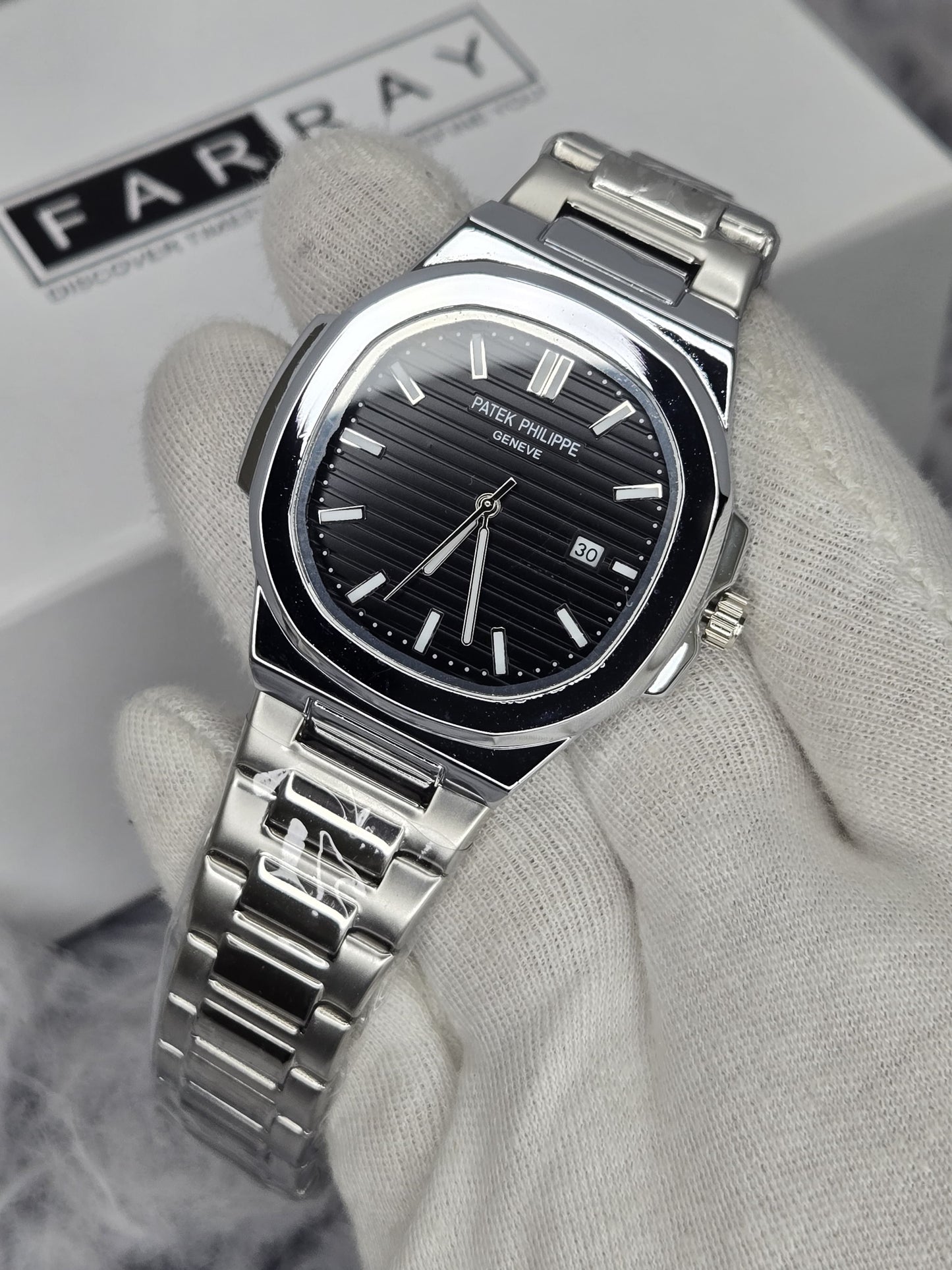 PP Nautilus Smooth Bezel Date Watch